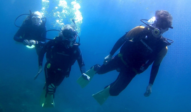  Divers with the equipment 