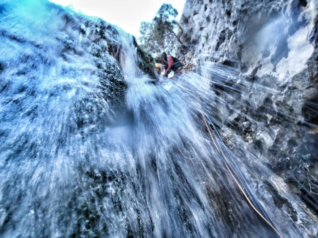 Impresionante cascada vista desde el agua