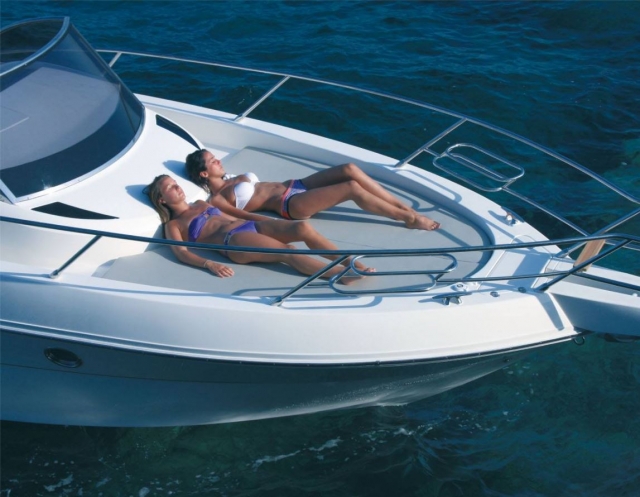Chicas tumbadas en el barco.JPG 