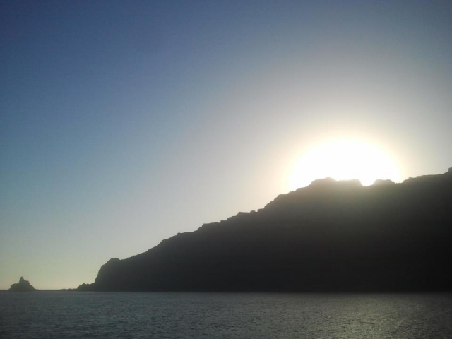 Atardecer radiante en la costa