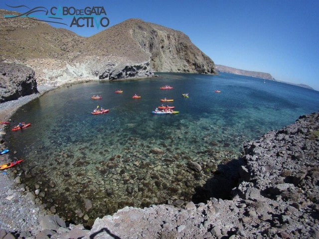 Entrada del mar en la costa