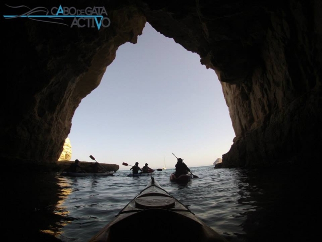 Kayak saliendo de la cueva