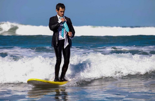 De traje surfeando