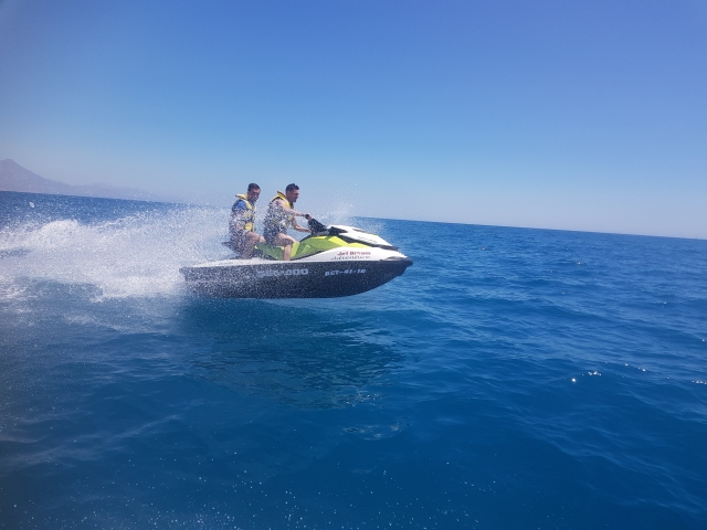 Surcando en moto de agua el Mediterráneo