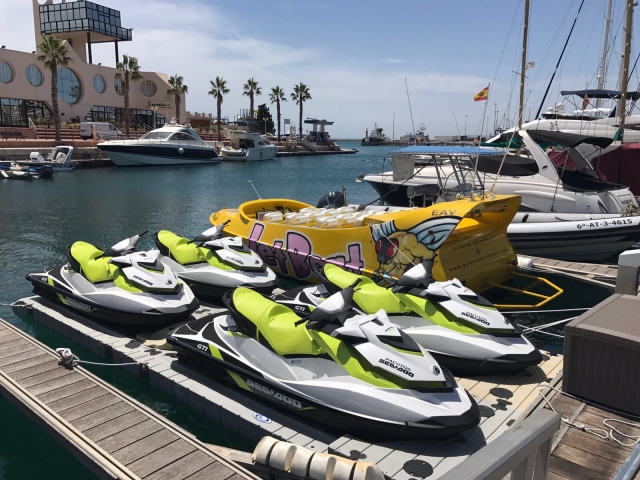 Motos de agua junto a los barcos