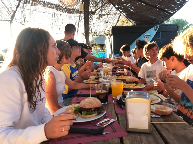 Comiendo juntos al aire libre