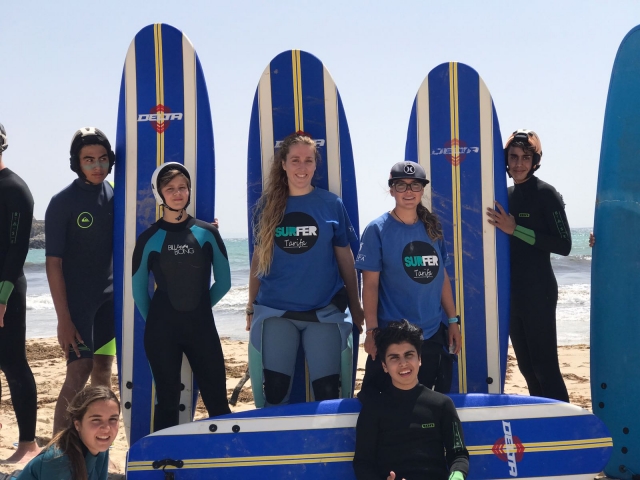 Con las tablas de surf en la playa