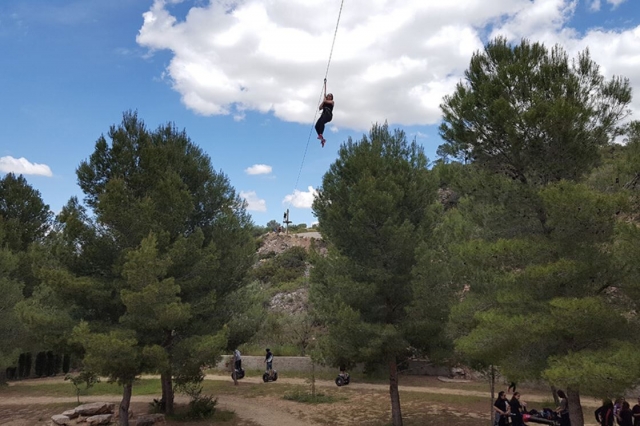 Atravesando el parque en tirolina