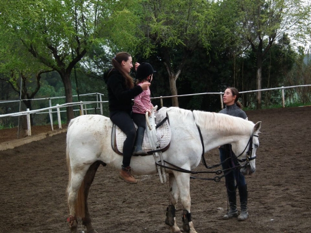 Con la peque en el caballo blanco