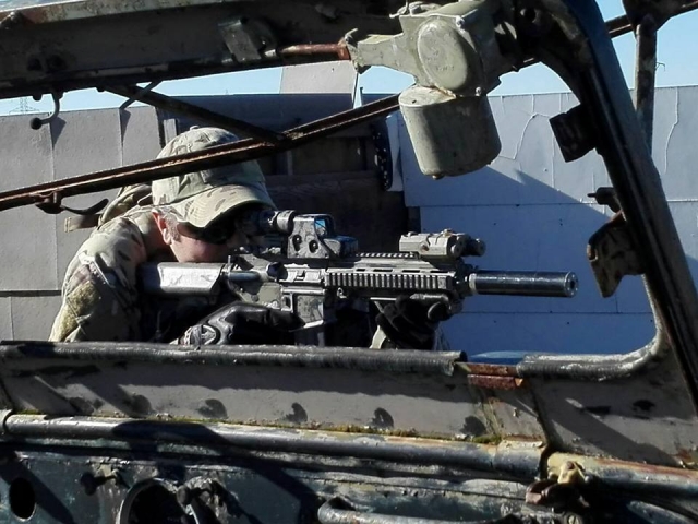 Francotirador tras el vehiculo