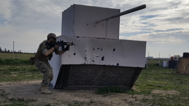 Apuntando detras del tanque