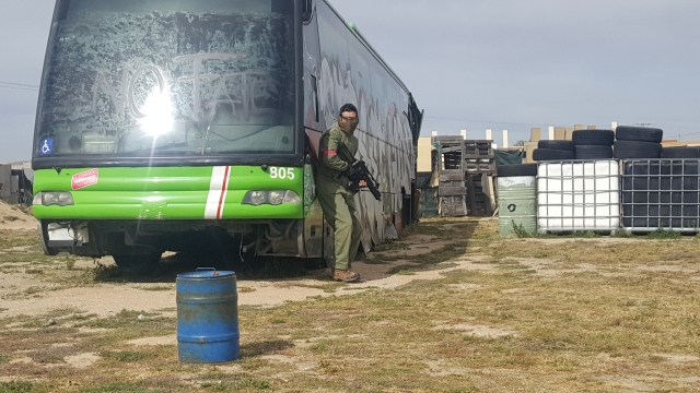 Oculto tras el autobus