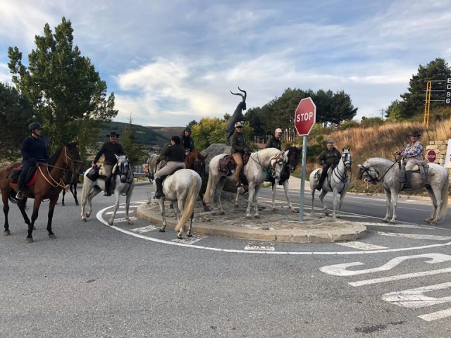  Zu Pferd am Ortseingang 