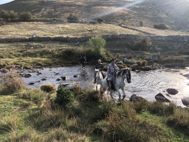  Überquerung des Flusses Piedralaves zu Pferd 