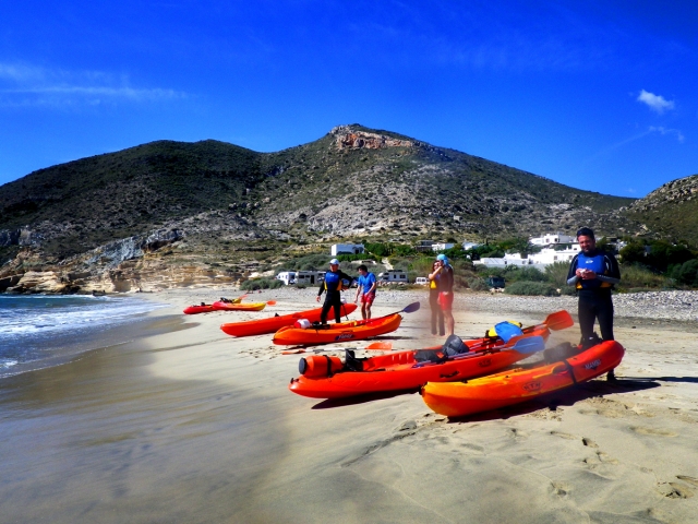 preprando la canoa en la playa