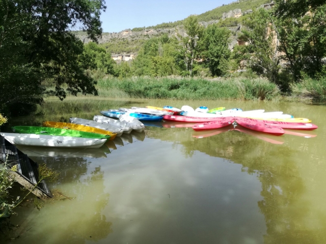 Piraguas vacias en el rio