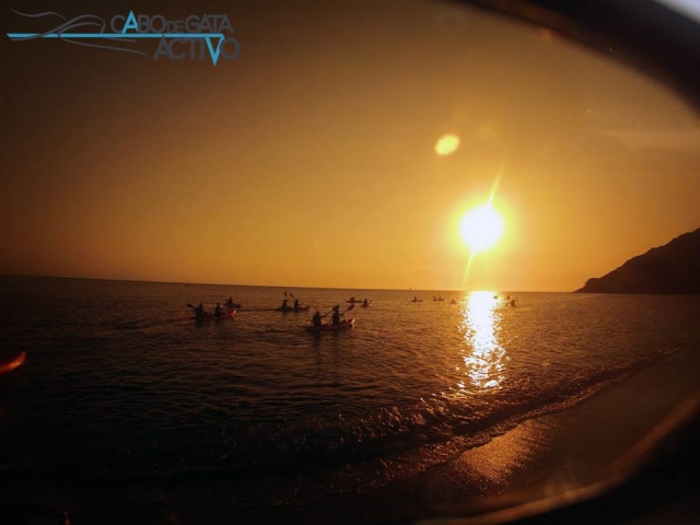 Con la puesta de sol y los kayaks