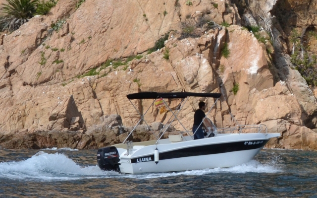 Barco junto a los acantilados