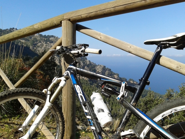 自行车停在栅栏上 