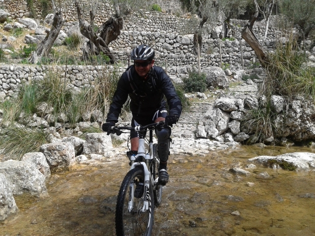  沿着鹅卵石小路走 