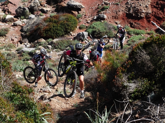  用手攀爬自行车 