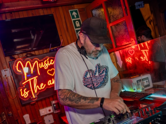 El DJ en vivo pinchando música a bordo del barco