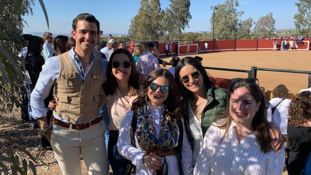 Amigos reunidos en una fiesta taurina