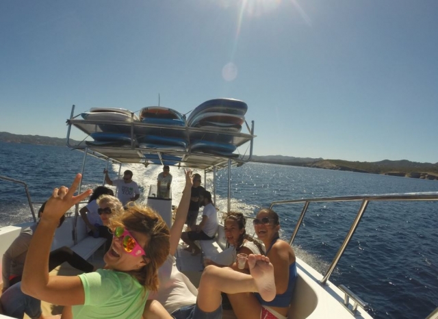 e-19699008-en-el-barco-llevando-las-tablas-de-sup14990690988751.jpg