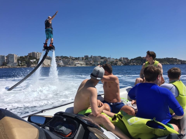 Haciendo flyboard junto al grupo en el barco