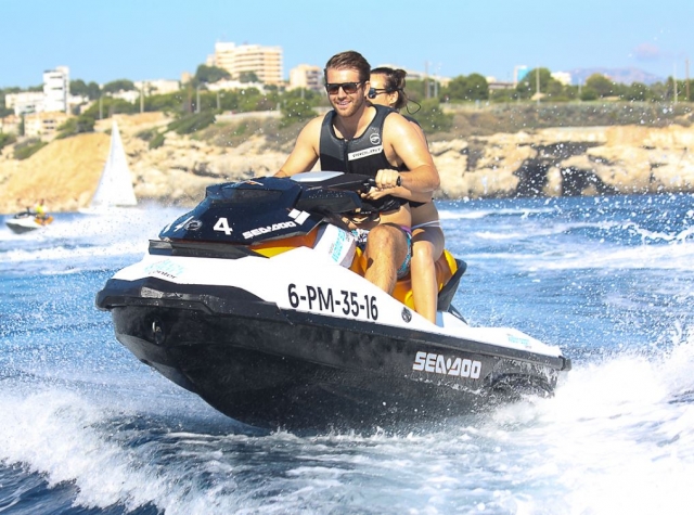 Llevando a la pareja en la moto de agua