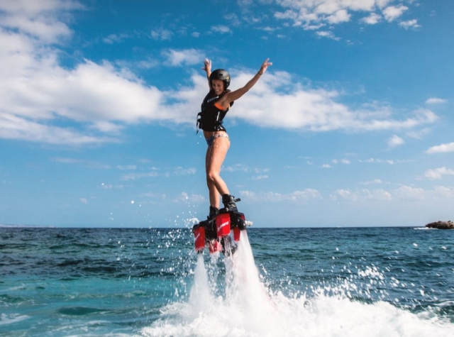 Saliendo del agua con la tabla de flyboard