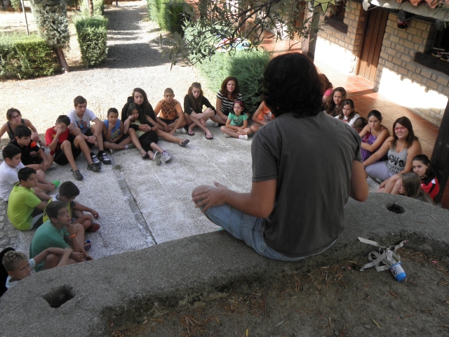 Sentados en asamblea