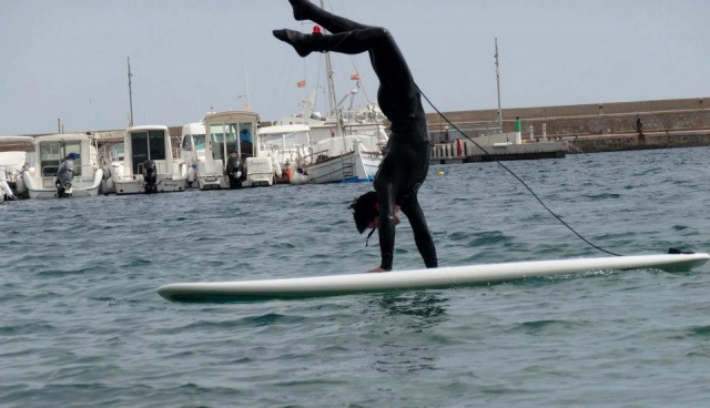  Fazer parada de mão na prancha 