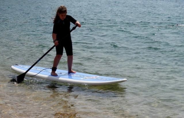  Nina aprendendo paddle surf 