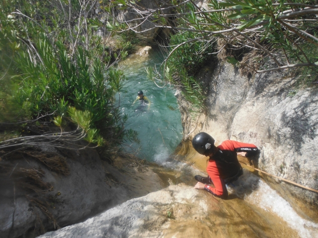 Bajando con ayuda de la cuerda en Majales