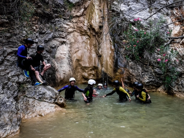 Cogiendose de la mano en el agua