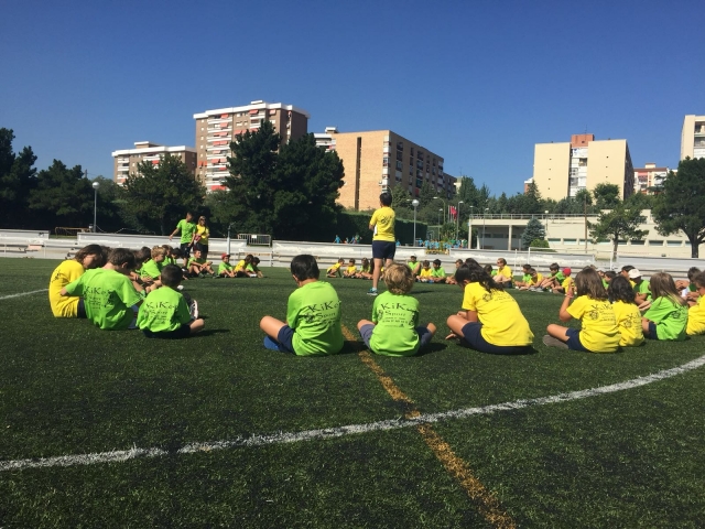 Alumnos del campamento junto al monitor