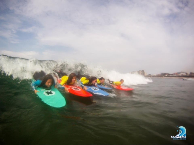 Alumnos en las olas