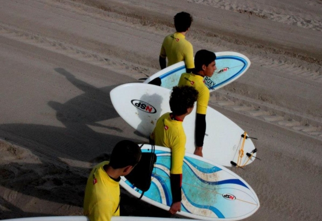 Con nuestras tablas andando en la arena