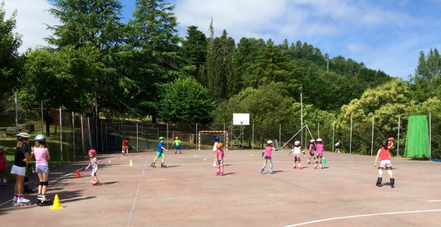 Jugando en la pista deportiva