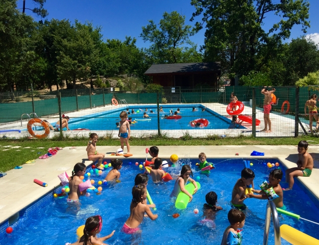 Compartiendo bano en la piscina