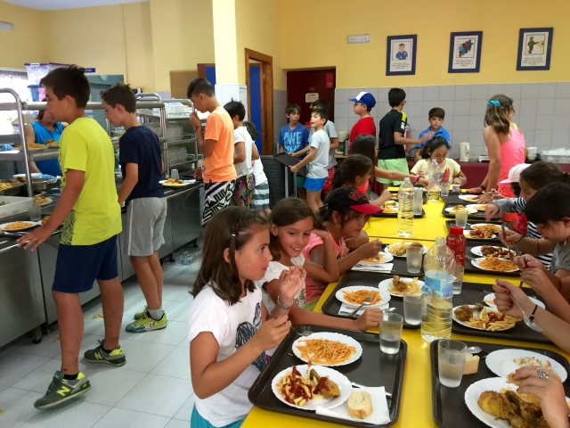 Comiendo en una mesa amarilla