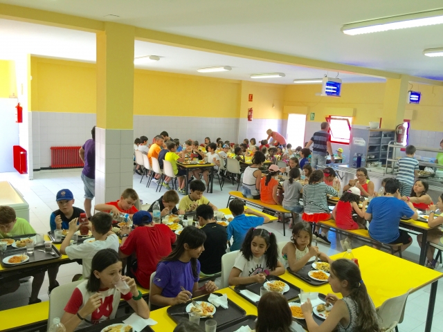 Compartiendo mesa en el comedor