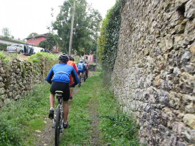 Pasando entre dos muros en bici