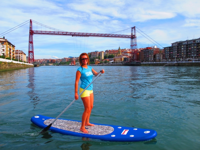  Paddle surf in front of the bridge 