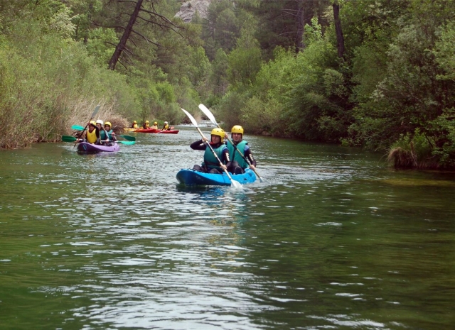  一起在独木舟上工作 