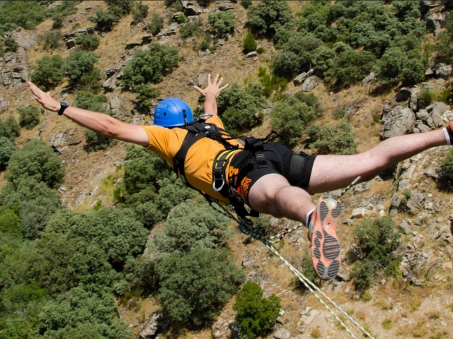 e-19701990-salto-de-puenting-con-casco-azul14658971601043.jpg