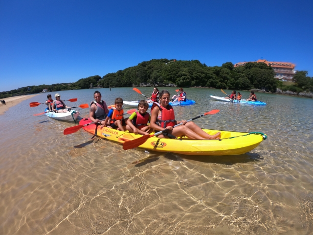  Famiglia a bordo della canoa 