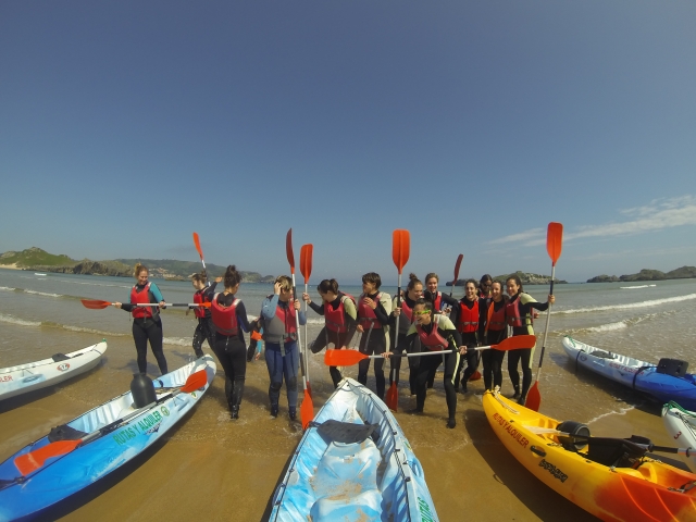  Accanto alle canoe sulla riva 