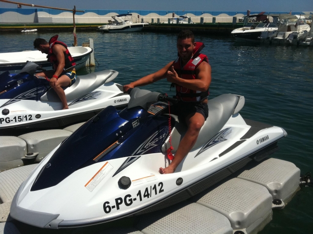  Vorbereitet vor der Abfahrt auf einem Jetski